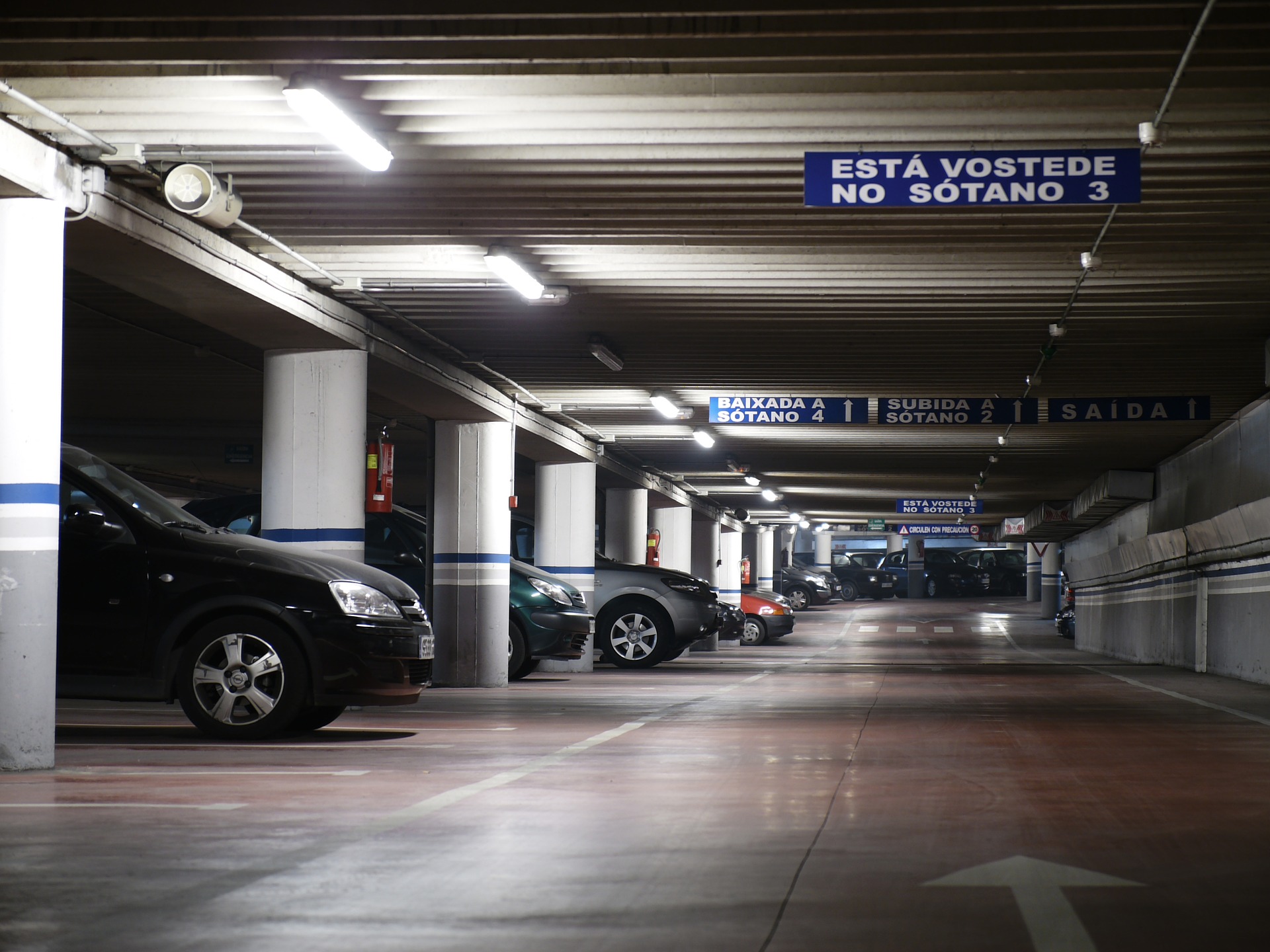 Parking-souterrain-voiture-garées