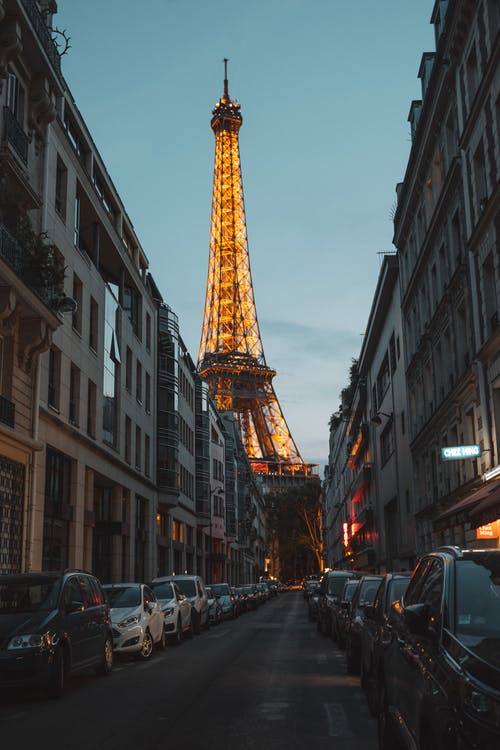 Rue-Paris-Tour-Eiffel-pleine-de-voitures