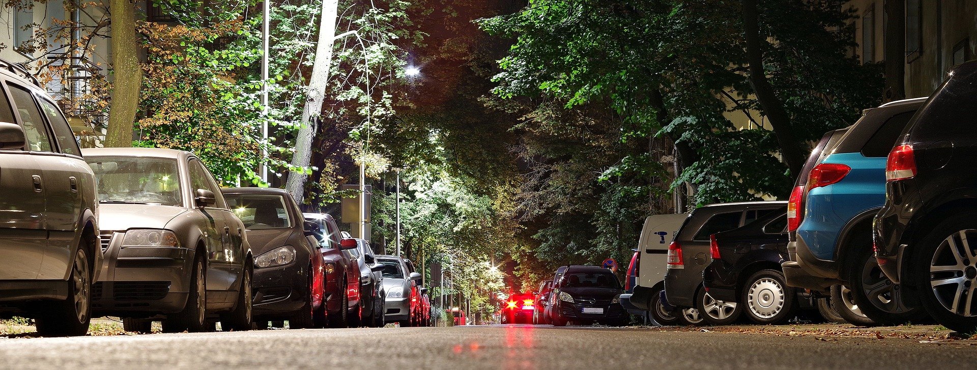 "Rue-centre-ville-pleine-voitures-garées-de-nuit"